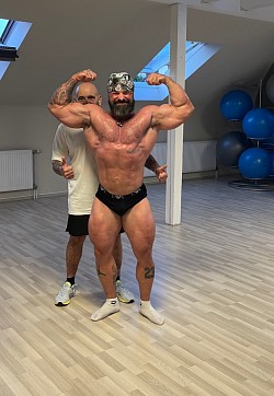 Jury Kruber, habe ich seit 2004 trainiert! Mittlerweile war er 2 Mal Deutscher Meister ( IFBB ) und wurde 2024 Deutscher Meister bei der NPC. Momentan bereitet er sich auf seine Profilaufbahn bei der NPC vor. Er wird von mir, in seiner Vorbereitung unterstützt.