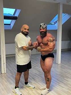 Zwei alte Freunde haben sich wieder zusammen getan, in Sachen Bodybuilding