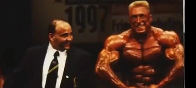 Thomas Gerstner Kampfrichter DBFV/ IFBB bei der Siegerehrung von Markus Rühl 1997 Deutsche Meisterschaft